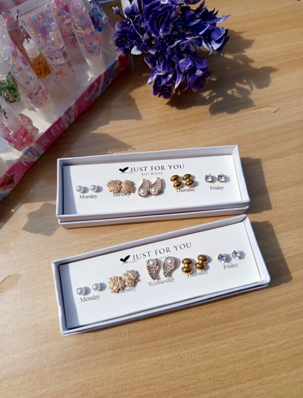 Minimal earing tops of set