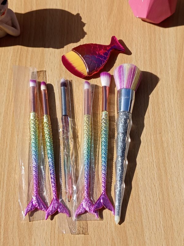 Makeup brushes